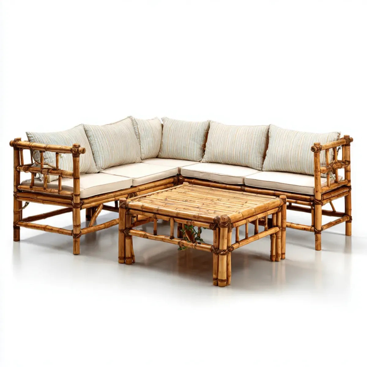 Sofa ogrodowa, Ustaw narożnik ogrodowy w naturalnym bambusie z beżowymi poduszkami 210 x 210 x 65 cm i prostokątnym stołem 100 x 60 x 45 cm